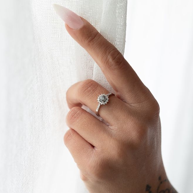 Aurora – prsten, který probouzí světlo v každém doteku. Dokonalý střed obklopený třpytivou aurou diamantů. ❤️ Připraven...