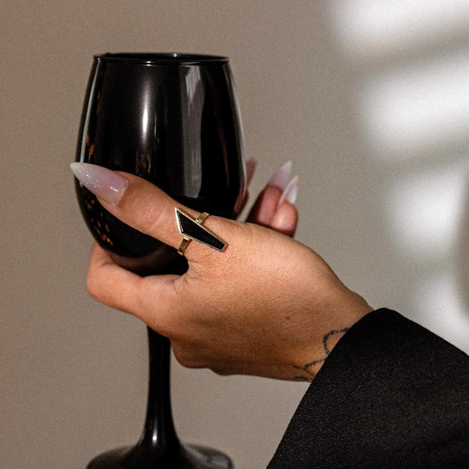 Kus naprosto dokonalé extravagance je přesně tento zlatý prsten s přírodním onyxem. Prsten NOIR ONYX 🖤Máme ho na prodejně...