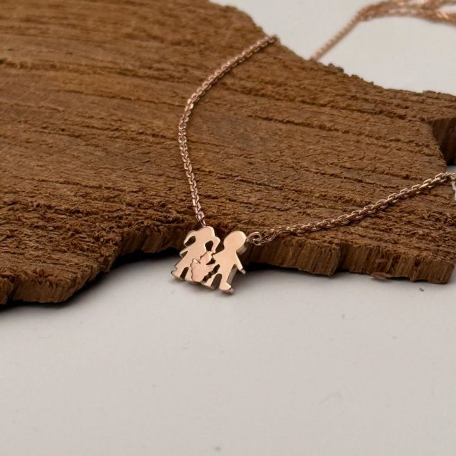 Když známe příběh, do výroby šperku dáme ještě kapku lásky navíc 🤍 Náhrdelník s postavičkami dětí a andílkem 🪽To jsou...