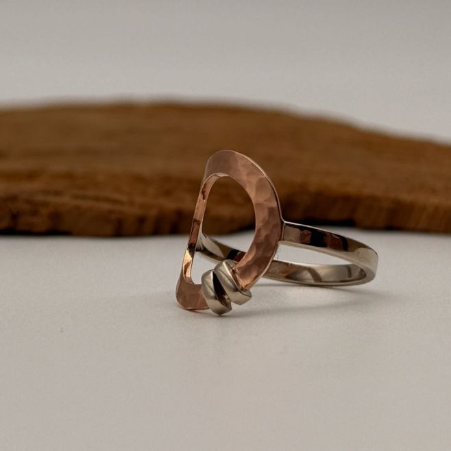 Ručně vyrobený zlatý prsten z kolekce DENY. Máme skladem na Lidické 7 v Brně. https://eshop.klenotyzlasky.cz/deny/...