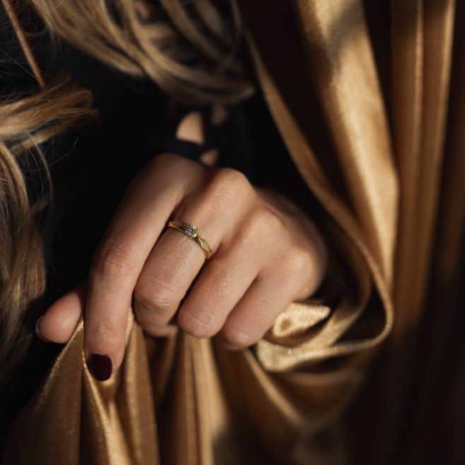 Tento briliantový skvost máme na prodejně 🤍 Dostane ho letos někdo pod 🎄? #klenotyzlasky #remeslneklenotnictvi