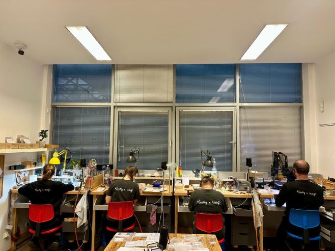 V naší malé řemeslné dílně je teď slyšet cvakání nástrojů, tiché soustředění, čaj v hrníčku a vánoční playlist potichu v...