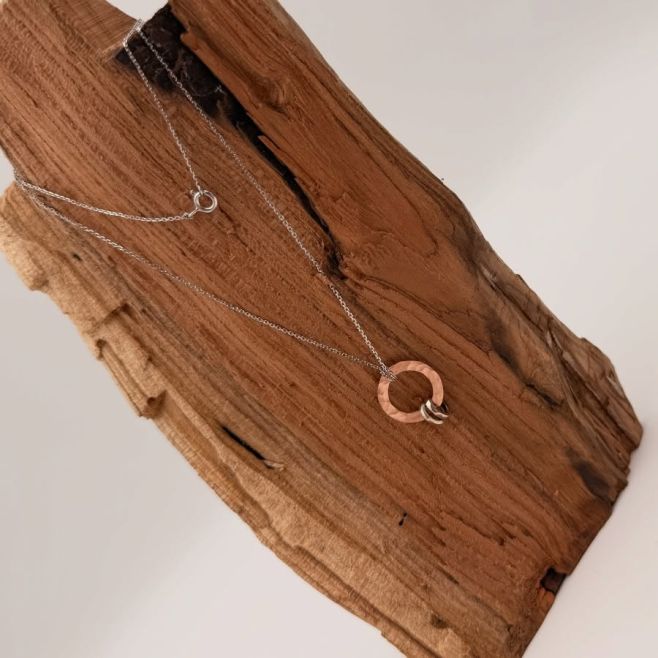 Náhrdelník z kolekce DENY! Skladem na prodejně máme celou sadu i s náušnicemi a prstenem 🤍...