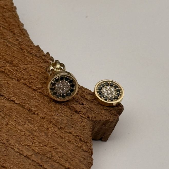 Zlaté náušnice v kombinaci bílých a černých briliantů 🤍 Na zakázku 🤍 To jsou #klenotyzlasky #remeslneklenotnictvi