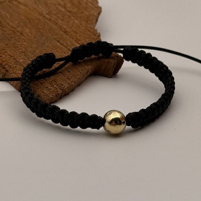 Oblíbené náramky s diamantovou kuličkou jsme udělali i v menší variantě🤍 zlatá kulička má 8mm a má v sobě 6 malých...