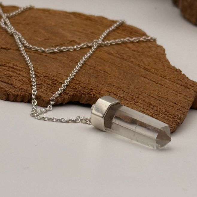 Křišťál v náhrdelníku pro @marketa.ilavskyj 🤍 na zakázku. #klenotyzlasky #remeslneklenotnictvi